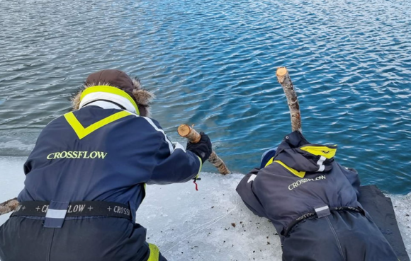 스웨덴 키루나 지역 야생 투어 가이드 미카엘 크레쿨라가 강물 속에 빠진 자신의 스마트폰을 회수하기 위해 자작나무를 이용해 찾고 있다. 삼성전자 뉴스룸