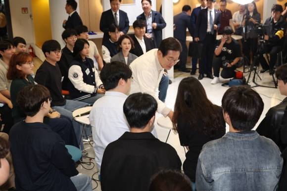 이재명 더불어민주당 대선 후보가 26일 경기 수원시 영통구 아주대학교 혁신공유라운지에서 청년 정책을 논의하기 위한 대학생들과의 간담회에 참석해 인사를 나누고 있다. 2025.5.26 공동취재