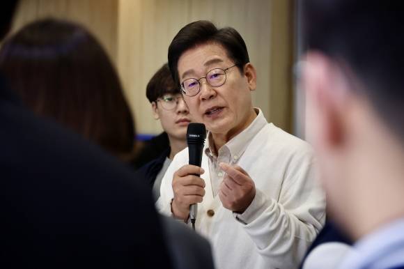 이재명 더불어민주당 대선 후보가 26일 경기 수원시 영통구 아주대 혁신공유라운지에서 청년 정책을 논의하기 위해 대학생들과 간담회를 하고 있다. 2025.5.26 공동취재