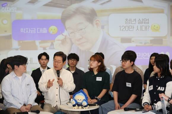 이재명 더불어민주당 대선 후보가 26일 경기 수원시 영통구 아주대 혁신공유라운지에서 청년 정책을 논의하기 위해 대학생들과 간담회를 하고 있다. 2025.5.26 공동취재