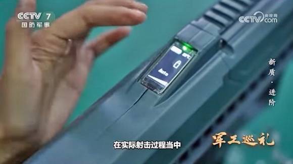 중국이 분당 3000발의 탄환을 발사할 수 있는 코일건(전자기 코일을 이용한 무기)을 개발한 것으로 전해졌다. 사진은 지난 3월 중국중앙TV(CCTV) 관련 보도 화면.