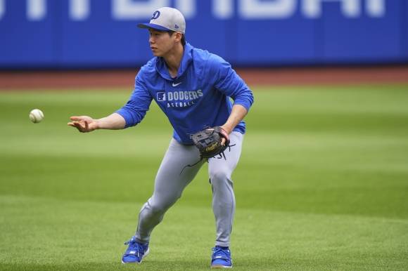 김혜성(로스앤젤레스 다저스)이 25일(한국시간) 미국 뉴욕 시티 필드에서 열린 2025 미국프로야구 메이저리그(MLB) 정규시즌 뉴욕 메츠와의 원정 경기를 앞두고 몸을 풀고 있다. 뉴욕 AP 연합뉴스