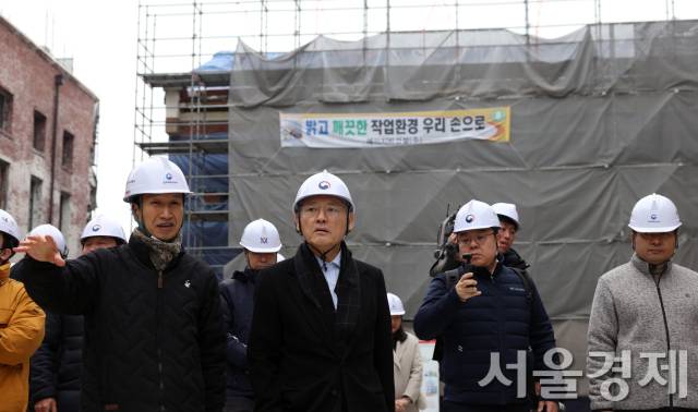 유인촌(가운데) 문체부 장관이 지난 2월 12일 광주광역시 옛 전남도청 복원 공사 현장을 둘러보고 있다. 사진 제공=문체부