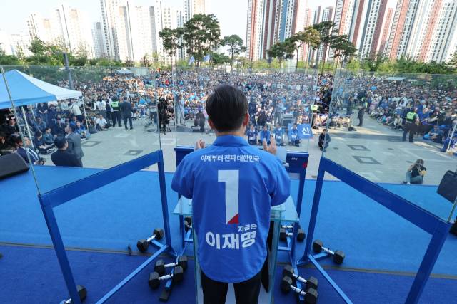 이재명 더불어민주당 대선 후보가 '캐스팅보트'로 꼽히는 충남지역 유세에 나선 25일 충남 아산시 탕정역 한들물빛공원에서 열린 집중 유세에서 시민들에게 지지를 호소하고 있다. 연합뉴스