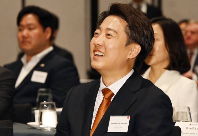 이준석 개혁신당 대선 후보가 22일 서울 용산구 그랜드하얏트 서울에서 주한미국상공회의소(AMCHAM·암참) 특별 대담에 참석해 제임스 김 암참 회장의 환영사를 들으며 미소 짓고 있다. 오승현 기자