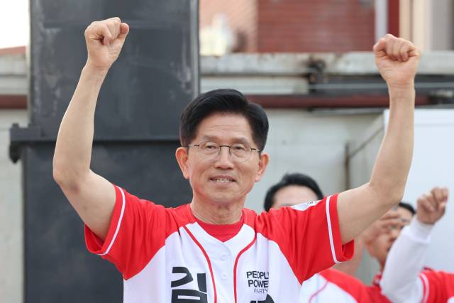 김문수 국민의힘 대선 후보가 이달 25일 충남 서산시 중앙통 로데오거리에서 집중 유세를 하고 있다. 국회사진기자단 공동취재