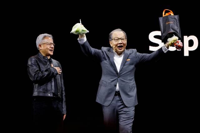 차이 리싱 미디어텍 CEO가 지난 20일 컴퓨텍스 2025 발표장에 등장한 젠슨 황 엔비디아 CEO에게 대만 야시장의 과일 꾸러미를 선물하고 있다. 평소 젠슨황은 야시장을 즐겨 찾지만 이번에는 일정상 찾지 못해 대신 선물했다는 설명이다. /로이터연합뉴스