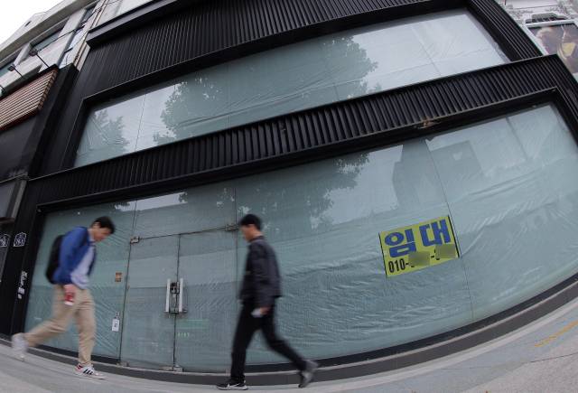 서울 종로구의 한 건물 1~2층 매장에 임대 플래카드가 붙어있다. 뉴스1