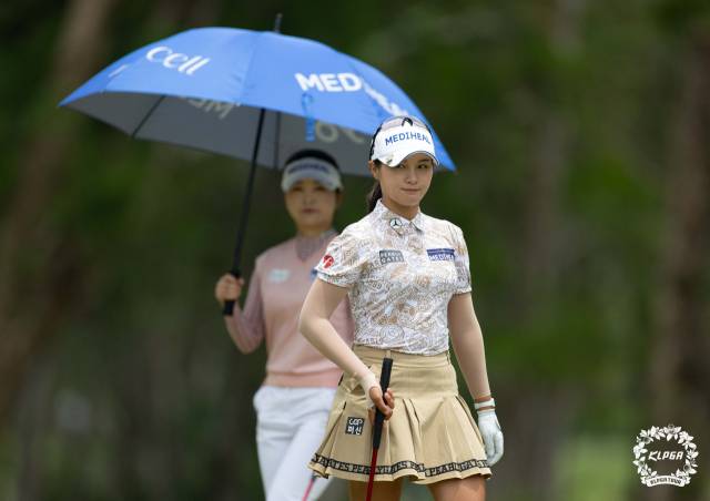 동반 라운드를 펼치고 있는 박현경(앞)과 이예원. 사진 제공=KLPGA