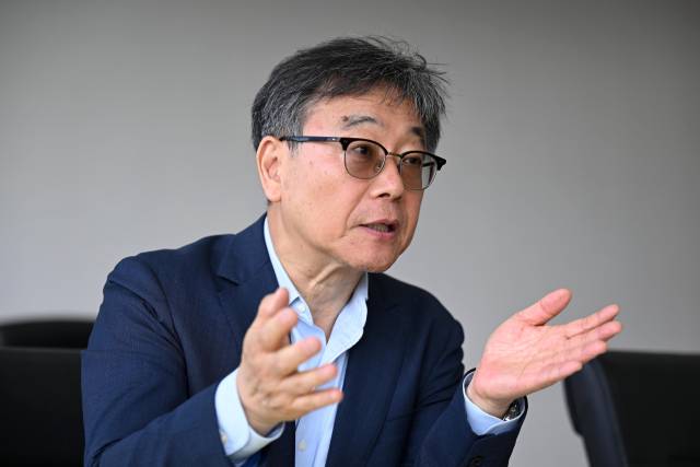 산업통상자원부 규제개혁위원장인 강병구 고려대 표준지식학과 명예교수가 26일 서울경제신문과의 인터뷰에서 “AI 규제는 초기에는 유연하게 대응하고 성숙한 뒤에는 성과 기반의 규제로 전환하는 것이 바람직하다”고 강조하고 있다. 조태형 기자