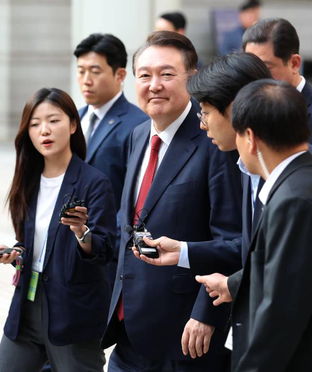 윤석열 전 대통령이 26일 서울 서초구 서울중앙지방법원에서 열린 내란 우두머리 혐의·직권남용 권리행사 방해 혐의 사건 5차 공판을 마친 후 취재진의 질문을 받으며 법정을 나서고 있다. 사진공동취재단