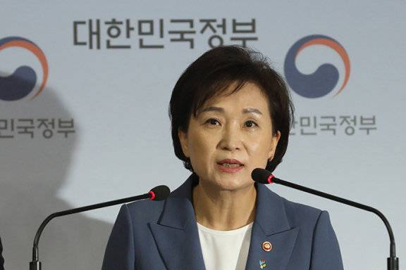 2020년 6월 17일 김현미 당시 국토부 장관이 갭투자 규제를 핵심으로 하는 부동산 대책을 발표하고 있다. 뉴시스