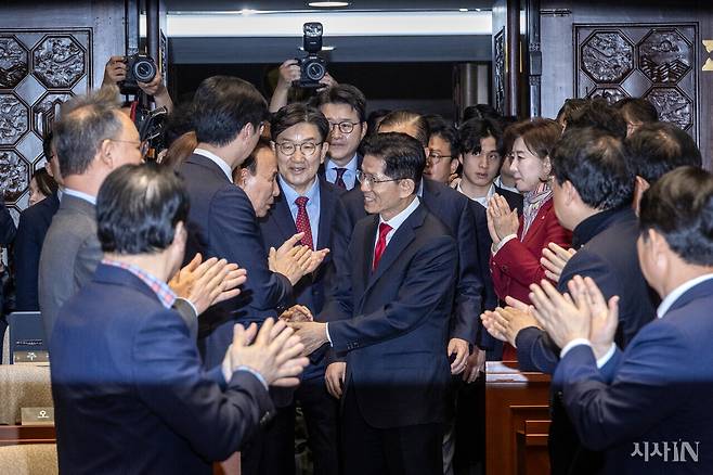 김문수 국민의힘 대선후보가 5월9일 국회에서 열린 의원총회에 참석하며 의원들과 악수하고 있다. ⓒ시사IN 박미소