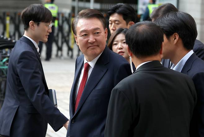 윤석열 전 대통령이 5월26일 서울 서초구 서울중앙지방법원에서 열린 내란 우두머리 혐의·직권남용 권리행사 방해 혐의 사건 5차 공판을 마친 후 지지자들을 바라보며 법정을 나서고 있다. ⓒ사진공동취재단