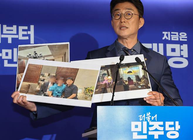 노종면 더불어민주당 선대위 대변인이 5월19일 서울 여의도 당사에서 "윤석열 전 대통령의 내란 혐의 사건 재판장인 지귀연 서울중앙지법 부장판사가 유흥업소에서 접대받았다"라는 의혹을 제기하며 관련 사진을 공개하고 있다. ⓒ연합뉴스