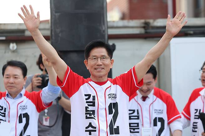 김문수 국민의힘 대선 후보가 지난 25일 충남 서산시 중앙통 로데오거리에서 집중 유세를 하고 있다. ⓒ연합뉴스