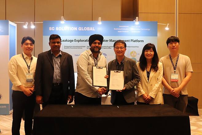 대구시 물산업 시장개척단이 5월 20~22일 말레이시아 쿠알라룸푸르를 방문, 현지 물기업 관계자들과 업무협약을 체결하고 있다. ⓒ대구시 제공