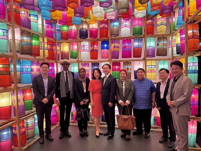 현지시간 5월23일 오후 3시 필리핀의 수도 마닐라의 주필리핀 한국문화원 5층 전시장에서 열린 2025년'한국의 빛-진주실크등' 전시 개막식에서 주요 참석자들이 기념촬영을 하고 있다. ⓒ진주시