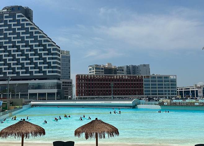 26일 거북섬 웨이브파크 이용객들이 서핑을 즐기고 있다. ⓒ시사저널 정윤성