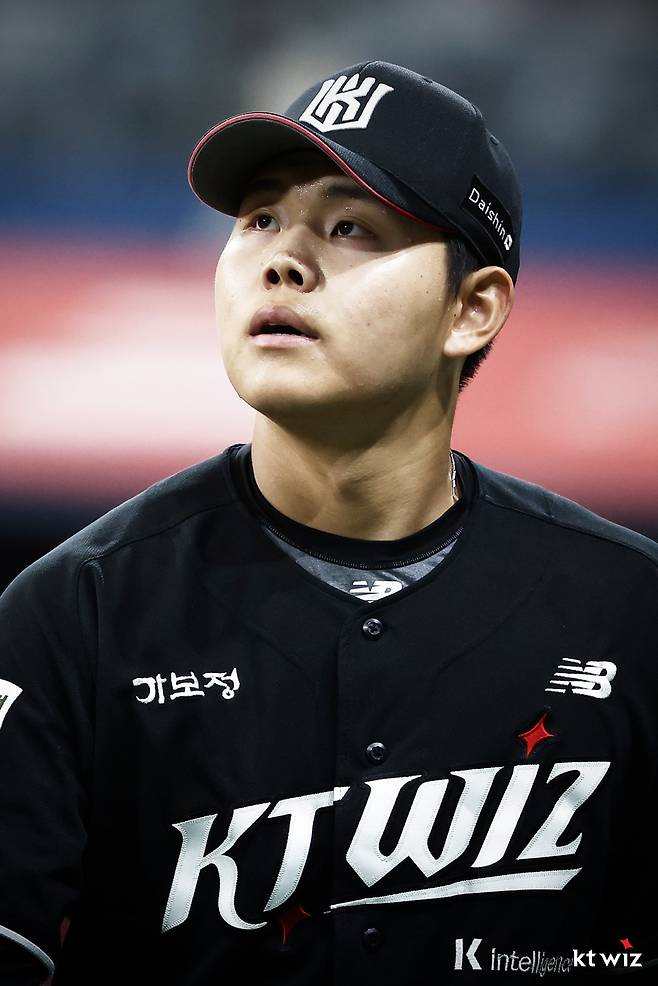 KT 소형준이 25일 고척스카이돔에서 열린 키움과 원정경기에 선발등판해 7이닝 무4사구 무실점 역투를 펼친 뒤 3루 관중석을  바라보고 있다. 사진제공｜KT 위즈