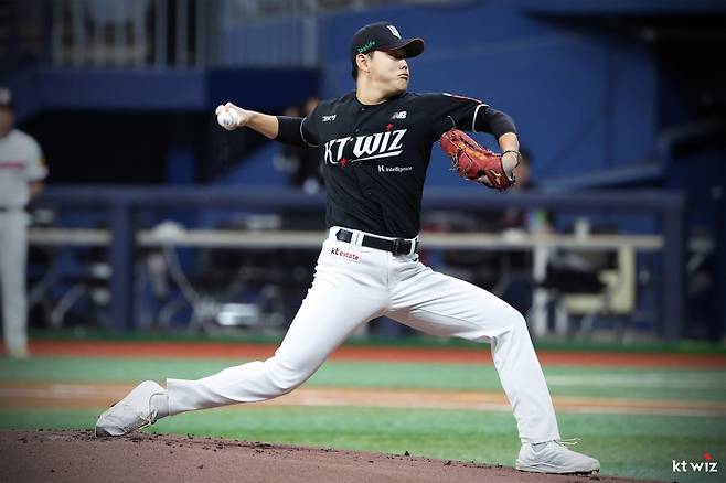 KT 소형준이 25일 고척스카이돔에서 열린 키움과 원정경기에 선발등판해 역투하고 있다. 사진제공｜KT 위즈