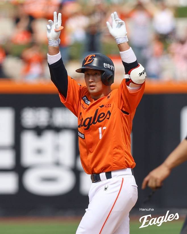 한화 베테랑 포수 최재훈은 올 시즌 공수에서 맹활약을 펼치며 팀의 상위권 싸움을 이끌고 있다. 26일까지 출루율 0.472를 기록하는 등 공격 지표에서 뚜렷한 성과를 남겼다. 수비에선 주전 포수로 팀 투수진을 이끌며 한화 마운드 강화에 앞장 섰다. 사진제공|한화 이글스