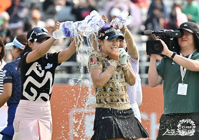 25일 E1 채리티 우승 뒤 동료들의 축하 물 세례를 받고 있는 박현경. 사진제공  |  KLPGA
