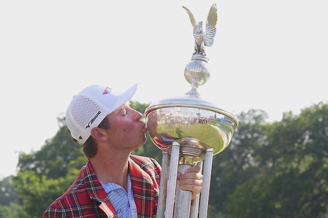 벤 그리핀(미국)이 25일(현지 시간) 미 텍사스주 포트워스의 콜로니얼 컨트리클럽에서 열린 미국프로골프(PGA) 투어 찰스 슈와브 챌린지 정상에 올라 격자무늬 재킷을 입고 트로피에 입 맞추고 있다. 그리핀은 최종 합계 12언더파 268타를 기록하며 우승컵을 들어 올렸다. 텍사스(미국) ㅣ AP 뉴시스