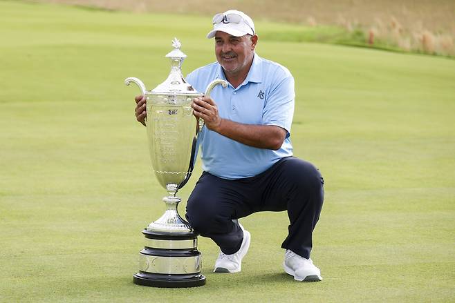 앙헬 카브레라가 26일 미국 메릴랜드주 베세즈다의 콩그레셔널 컨트리클럽에서 끝난 시니어 PGA 챔피언십에서 우승한 뒤 우승 트로피와 함께 기념 촬영을 하고 있다. 게티이미지코리아