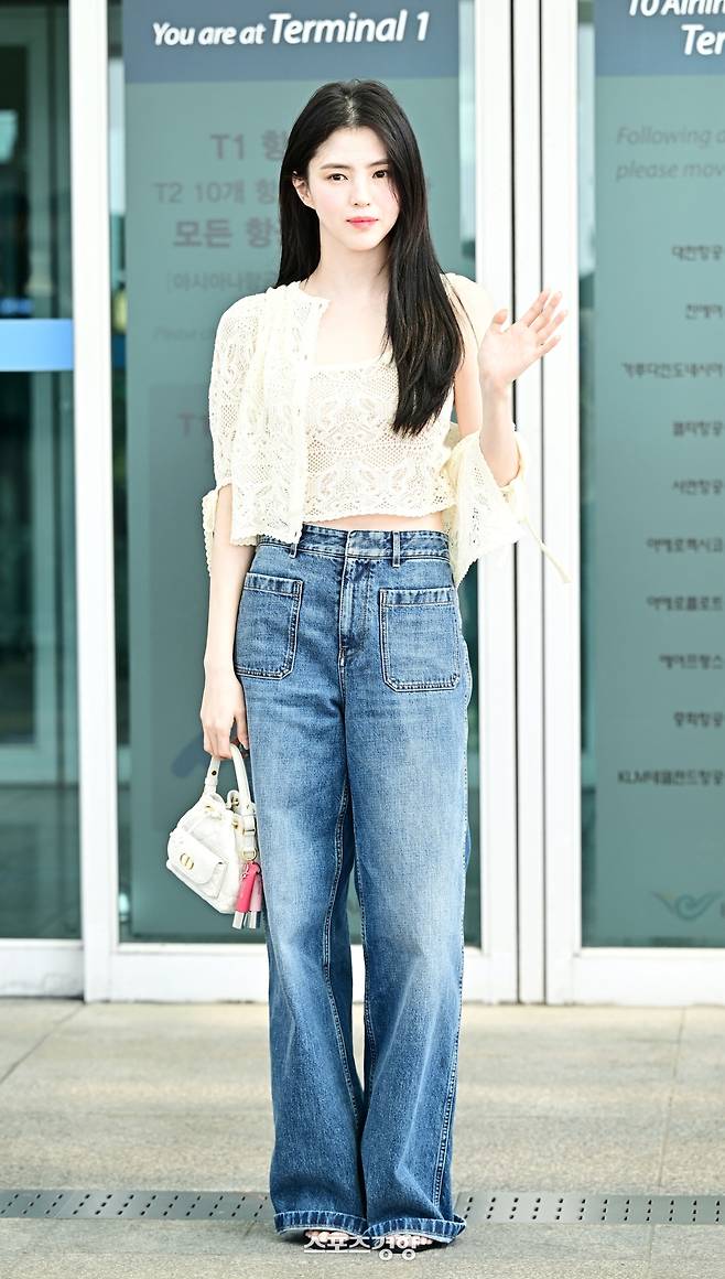 25일 인천공항을 이용해 출국하는 배우 한소희. 디올 제공