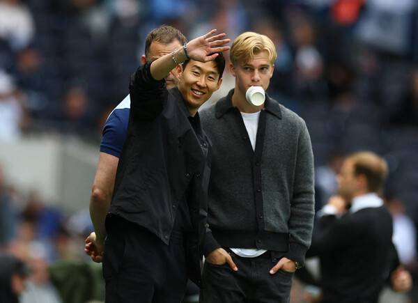 ▲ 사복으로 브라이턴 호브 알비언전을 관전한 토트넘 홋스퍼 주장 손흥민. 오른쪽은 루카스 베리발. ⓒ연합뉴스/AFP/REUTERS