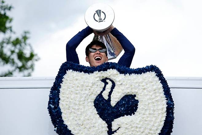 ▲ 토트넘은 23일 스페인 빌바오에서 열린 2024-25 유럽축구연맹(UEFA) 유로파리그 결승전에서 토트넘은 맨체스터 유나이티드를 1-0으로 꺾고 우승을 차지했다. 손흥민은 발 부상에도 불구하고 후반 교체 투입되어 팀의 공격을 이끌었고, 경기 종료 후 정중앙에서 트로피를 들어 올리는 장면의 주인공이 됐다. ⓒ연합뉴스/AFP