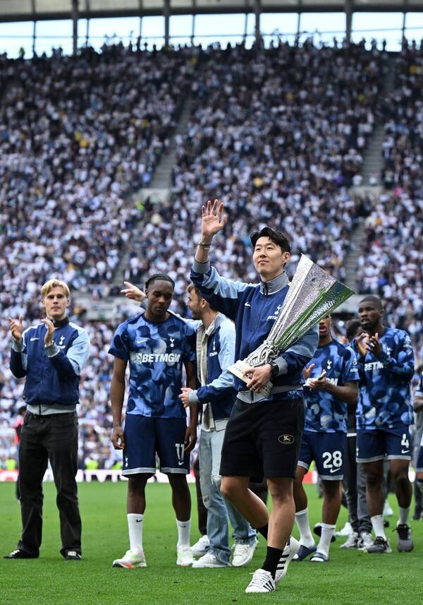 ▲ 브라이턴 호브 알비언전이 끝나고 다시 유로파리그 우승컵을 들고 토트넘 홋스퍼 팬들에게 인사한 손흥민. ⓒ연합뉴스/AFP/EPA