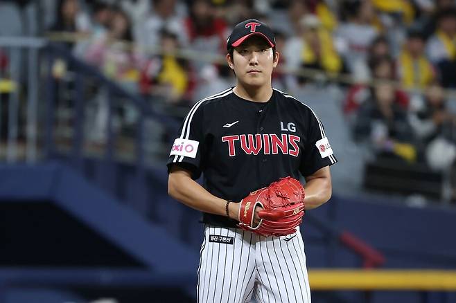 ▲ 염경엽 감독은 손주영이 더 좋은 활약을 할 수 있는 충분한 구위를 가지고 있다면서 오프스피드 구종만 추가하면 메이저리그에도 도전할 수 있는 선수라고 확신한다. ⓒLG트윈스