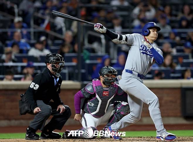오타니 쇼헤이(오른쪽)가 25일(한국 시각) 8회 삼진을 당하는 순간. /AFPBBNews=뉴스1