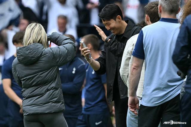 경기 저 사복패션으로 등장한 손흥민(가운데). /AFPBBNews=뉴스1