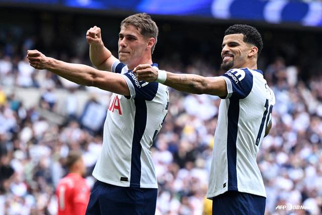 토트넘 미키 반더벤과 도미닉 솔란케(오른쪽)가 골 세리머니를 펼치고 있다. /AFPBBNews=뉴스1