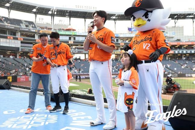 한화 정우주(가운데)가 25일 대전 롯데전에서 단상에서 팬들과 마주하고 있다. /사진=한화 이글스 제공