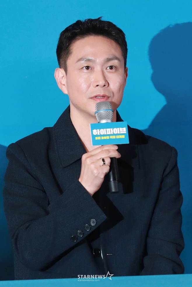 배우 오정세가 26일 오후 서울 CGV용산아이파크몰에서 진행된 영화 '하이파이브'(감독 강형철) 언론배급시사회 및 기자간담회에 참석해 질문에 답하고 있다.  장기이식으로 우연히 각기 다른 초능력을 얻게 된 다섯 명이 그들의 능력을 탐하는 자들과 만나 벌어지는 판타지, 코미디, 액션 영화 ‘하이파이브’는 오는 30일 개봉한다. /2025.05.26 /사진=이동훈 photoguy@