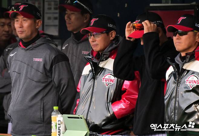 염경엽 감독이 이끄는 LG 트윈스가 지난 25일 인천 SSG랜더스필드에서 열린 2025 신한 SOL Bank KBO리그 SSG 랜더스와의 팀 간 9차전에서 9-3으로 승리를 거두고 주말 3연전 위닝 시리즈를 챙겼다. 사진 엑스포츠뉴스 DB