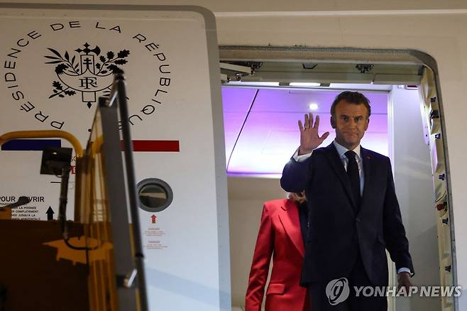 마크롱, 베트남 도착  [AFP 연합뉴스. 재판매 및 DB 금지]