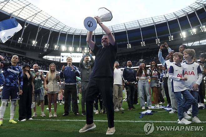 트로피 번쩍 든 포스테코글루 감독  [AP=연합뉴스]