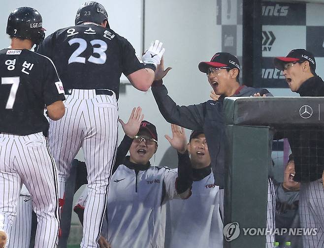 역전 3점포 친 LG 오스틴 (부산=연합뉴스) 강선배 기자 = 22일 부산 사직야구장에서 열린 프로야구 LG 트윈스와 롯데 자이언츠의 경기. 3회 초 1사 후에 LG 오스틴이 좌측 펜스를 넘어가는 3점 홈런을 치고 염경엽 감독의 축하를 받고 있다. 2025.5.22 sbkang@yna.co.kr