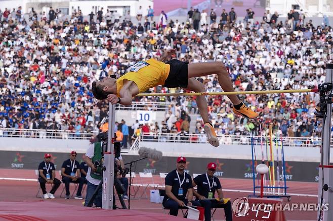 바를 넘는 해미시 커 (라바트 EPA=연합뉴스) 해미시 커가 26일(한국시간) 모로코 라바트에서 열린 라바트 다이아몬드리그 남자 높이뛰기 경기에서 바를 넘고 있다.