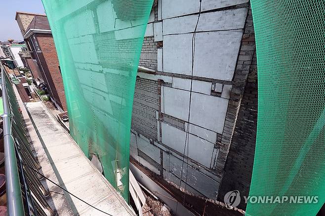 외벽 무너진 수원 다세대주택 (수원=연합뉴스) 권준우 기자 = 26일 오전 경기 수원시 장안구의 한 다세대주택 외벽 마감재가 무너져 있다.
    이로 인한 인명피해는 발생하지 않았다.
    1990년 준공을 받은 이 건물은 반지하를 포함한 4층짜리 건물로 현재 8가구, 10명이 거주하고 있다.
    이들은 지난 20일 외벽이 부푸는 현상이 나타나자 같은 날 모두 건물에서 빠져나왔다. 2025.5.26 stop@yna.co.kr