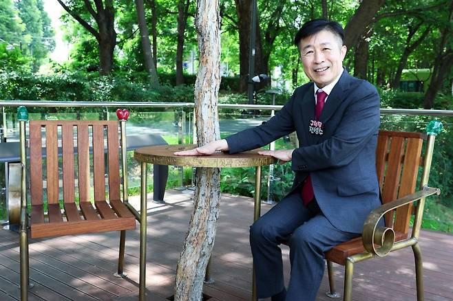 26일 바츨라프 하벨 벤치에 자리한 전성수 서초구청장  [서초구 제공. 재판매 및 DB 금지]