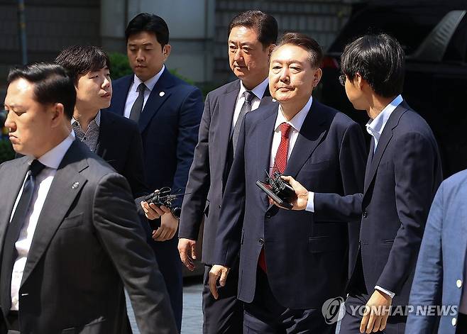 법정 향하는 윤석열 전 대통령 (서울=연합뉴스) 윤석열 전 대통령이 26일 서울 서초구 서울중앙지방법원에서 열린 내란 우두머리 혐의·직권남용 권리행사 방해 혐의 사건 5차 공판에 출석하고 있다. 2025.5.26 [사진공동취재단] photo@yna.co.kr