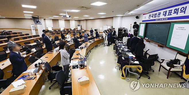 '전국법관대표회의' 참석한 판사들 (고양=연합뉴스) 김도훈 기자 = 김예영 전국법관대표회의 의장 등 판사들이 26일 경기 고양시 사법연수원에서 열린 전국법관대표회의 임시회의에서 국기에 경례하고 있다. 2025.5.26 [공동취재] superdoo82@yna.co.kr