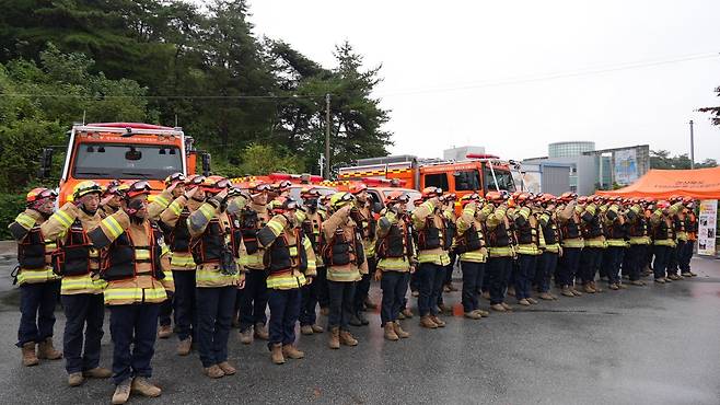 경례하는 경북도소방본부 소방관들 [경북도소방본부 제공, 재판매 및 DB 금지]