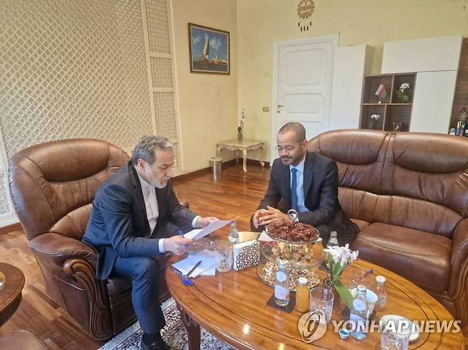 이란-미국 핵협상 지난 23일(현지시간) 이탈리아 로마에서 열린 미국과 이란의 5차 핵협상 때 압바스 아락치 이란 외무장관(왼쪽)이 바드르 알부사이디 오만 외무장관과 대화하고 있다. [로이터 연합뉴스 자료사진. 재판매 및 DB 금지]